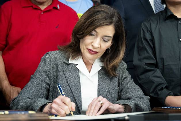 May 29, 2026, New York City, New York, United States: New York State Governor KATHY HOCHUL (D) in her NYC office signing into law new legislation to protect people in New York from overreach by ICE New York City United States - ZUMAb161 20260529_aap_b161_009 Copyright: xMichaelxBrochsteinx