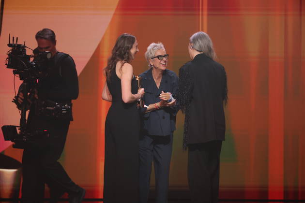 DEUTSCHER FILMPREIS 2026 - SHOW Doris Dörrie Laudator und Gewinnerinene Cosima Vellenzer, Maike Kiefer (Set Dec) Â· IN DIE SONNE SCHAUEN BESTES SZENENBILD bei der Verleihung DEUTSCHER FILMPREIS 2026 in Berlin Copyright: xEventpressxFuhrx