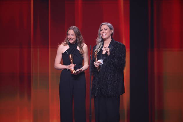DEUTSCHER FILMPREIS 2026 - SHOW Doris Dörrie Laudator und Gewinnerinene Cosima Vellenzer, Maike Kiefer (Set Dec) Â· IN DIE SONNE SCHAUEN BESTES SZENENBILD bei der Verleihung DEUTSCHER FILMPREIS 2026 in Berlin Copyright: xEventpressxFuhrx