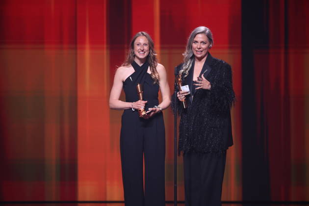 DEUTSCHER FILMPREIS 2026 - SHOW Doris Dörrie Laudator und Gewinnerinene Cosima Vellenzer, Maike Kiefer (Set Dec) Â· IN DIE SONNE SCHAUEN BESTES SZENENBILD bei der Verleihung DEUTSCHER FILMPREIS 2026 in Berlin Copyright: xEventpressxFuhrx