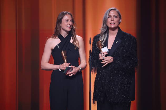 DEUTSCHER FILMPREIS 2026 - SHOW Doris Dörrie Laudator und Gewinnerinene Cosima Vellenzer, Maike Kiefer (Set Dec) Â· IN DIE SONNE SCHAUEN BESTES SZENENBILD bei der Verleihung DEUTSCHER FILMPREIS 2026 in Berlin Copyright: xEventpressxFuhrx