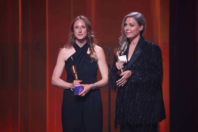 DEUTSCHER FILMPREIS 2026 - SHOW Doris Dörrie Laudator und Gewinnerinene Cosima Vellenzer, Maike Kiefer (Set Dec) Â· IN DIE SONNE SCHAUEN BESTES SZENENBILD bei der Verleihung DEUTSCHER FILMPREIS 2026 in Berlin Copyright: xEventpressxFuhrx