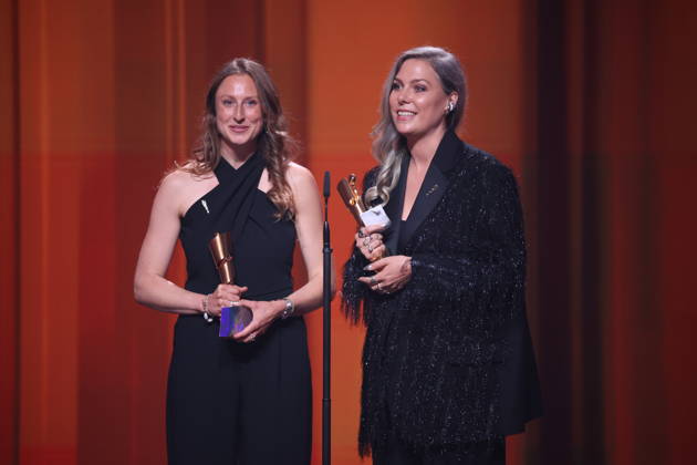 DEUTSCHER FILMPREIS 2026 - SHOW Doris Dörrie Laudator und Gewinnerinene Cosima Vellenzer, Maike Kiefer (Set Dec) Â· IN DIE SONNE SCHAUEN BESTES SZENENBILD bei der Verleihung DEUTSCHER FILMPREIS 2026 in Berlin Copyright: xEventpressxFuhrx