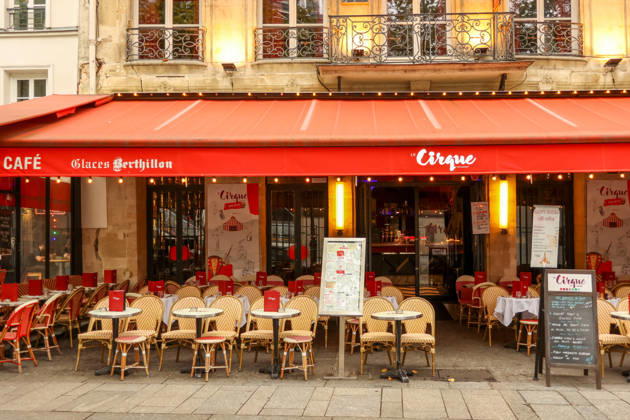 Paris, Frankreich. 13. Oktober 2025. Ein traditionelles französisches Café in Paris mit einer roten Markise, das Touristen zum Verweilen einlädt Paris, France. October 13, 2025. Parisian street cafe featuring a classic red awning and outdoor seating area for customers (License=RM) Copyright: xZoonar.com VolhaxHalkouskayax 25106937