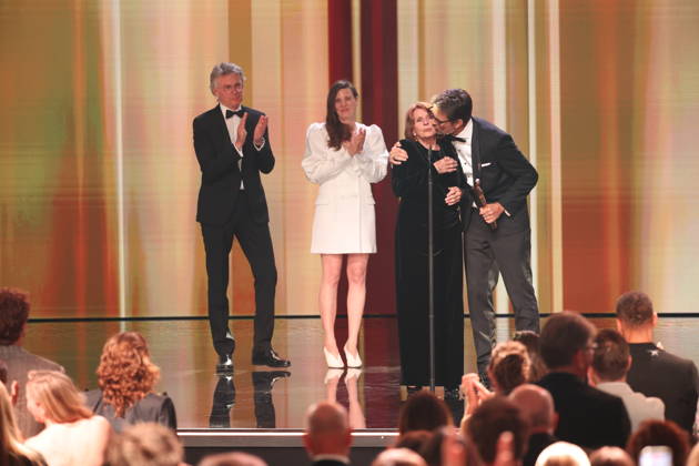 DEUTSCHER FILMPREIS 2026 - SHOW Ingo Fliess, Mia Maariel Meyer u. Simon Verhoeven Laudator:innen und Senta Berger Â· ACH, DIESE LÜCKE, DIESE ENTSETZLICHE LÜCKE - BESTE WEIBLICHE HAUPTROLLE bei der Verleihung DEUTSCHER FILMPREIS 2026 in Berlin Copyright: xEventpressxFuhrx