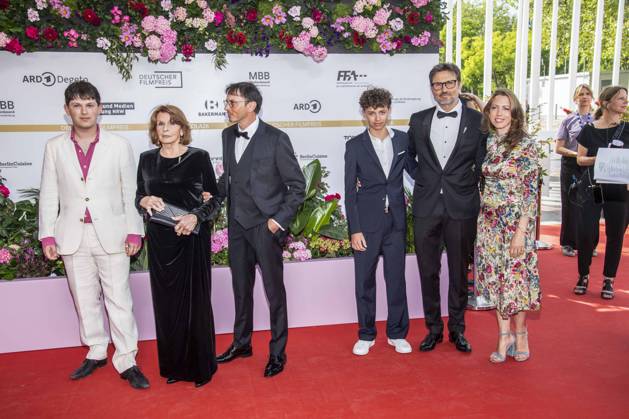 ABB FILMPREIS- Senta Berger und ihr Soehne Luca Verhoeven Simon Verhoeven zu Gast auf dem roten Teppich bei der Verleihung des Deutschen Filmpreis Lola 26 am Palais am Funkturm am 29.05.2026 in Berlin Berlin Deutschland