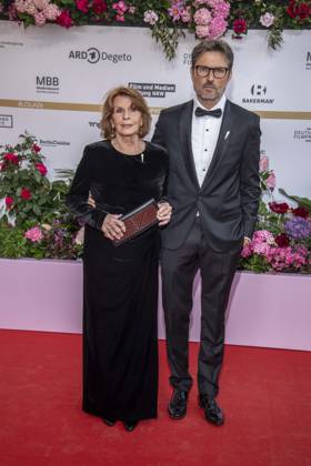 ABB FILMPREIS- Senta Berger und ihr Sohn Simon Verhoeven zu Gast auf dem roten Teppich bei der Verleihung des Deutschen Filmpreis Lola 26 am Palais am Funkturm am 29.05.2026 in Berlin Berlin Deutschland