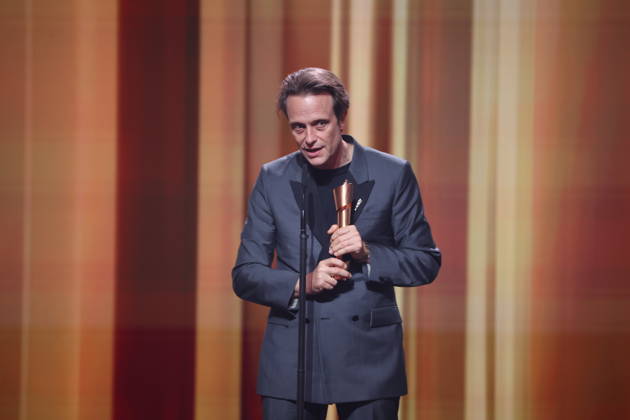 DEUTSCHER FILMPREIS 2026 - SHOW August Diehl Â· DAS VERSCHWINDEN DES JOSEF MENGELE - BESTE MÄNNLICHE HAUPTROLLE bei der Verleihung DEUTSCHER FILMPREIS 2026 in Berlin Copyright: xEventpressxFuhrx