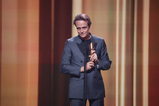 DEUTSCHER FILMPREIS 2026 - SHOW August Diehl Â· DAS VERSCHWINDEN DES JOSEF MENGELE - BESTE MÄNNLICHE HAUPTROLLE bei der Verleihung DEUTSCHER FILMPREIS 2026 in Berlin Copyright: xEventpressxFuhrx