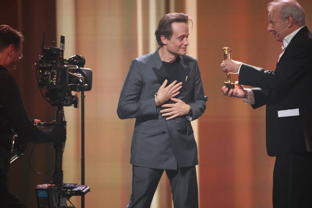 DEUTSCHER FILMPREIS 2026 - SHOW Laudator und August Diehl Â· DAS VERSCHWINDEN DES JOSEF MENGELE - BESTE MÄNNLICHE HAUPTROLLE bei der Verleihung DEUTSCHER FILMPREIS 2026 in Berlin Copyright: xEventpressxFuhrx
