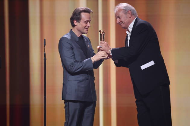 DEUTSCHER FILMPREIS 2026 - SHOW Laudator und August Diehl Â· DAS VERSCHWINDEN DES JOSEF MENGELE - BESTE MÄNNLICHE HAUPTROLLE bei der Verleihung DEUTSCHER FILMPREIS 2026 in Berlin Copyright: xEventpressxFuhrx