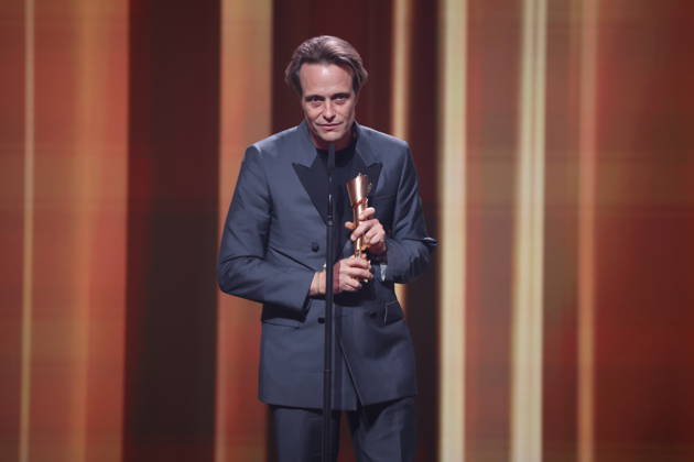 DEUTSCHER FILMPREIS 2026 - SHOW August Diehl Â· DAS VERSCHWINDEN DES JOSEF MENGELE - BESTE MÄNNLICHE HAUPTROLLE bei der Verleihung DEUTSCHER FILMPREIS 2026 in Berlin Copyright: xEventpressxFuhrx
