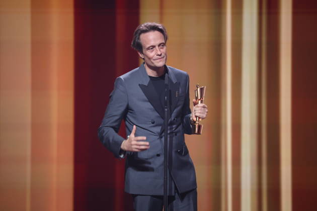 DEUTSCHER FILMPREIS 2026 - SHOW August Diehl Â· DAS VERSCHWINDEN DES JOSEF MENGELE - BESTE MÄNNLICHE HAUPTROLLE bei der Verleihung DEUTSCHER FILMPREIS 2026 in Berlin Copyright: xEventpressxFuhrx