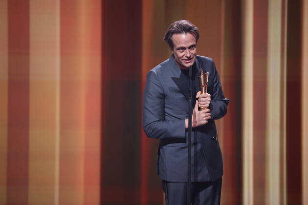 DEUTSCHER FILMPREIS 2026 - SHOW August Diehl Â· DAS VERSCHWINDEN DES JOSEF MENGELE - BESTE MÄNNLICHE HAUPTROLLE bei der Verleihung DEUTSCHER FILMPREIS 2026 in Berlin Copyright: xEventpressxFuhrx