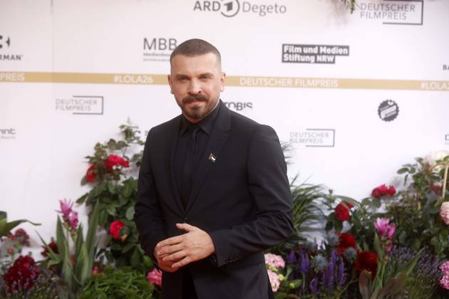 29.05.2026, Edin Hasanovic, mit Palästina-Flagge, bei der Verleihung des Deutscher Filmpreis, 2026, Lola, in Berlin, Roter Teppich,