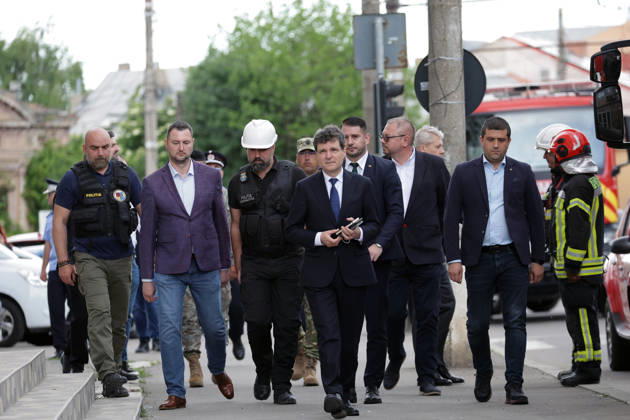 (260529) -- GALATI, May 29, 2026 -- Romania s President Nicusor Dan (C) heads to the residential apartment building damaged by a Russian drone in Galati, Romania, May 29, 2026. At least two people were injured after a drone struck a residential apartment building in Galati, Romania, near the border with Ukraine, local media reported Friday. (Photo by Xinhua) ROMANIA-GALATI-DRONE CristianxCristel 