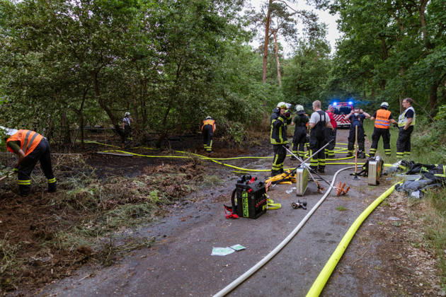 Waldbrand bei Weiterstadt Am 29.05.2026 ist in Weiterstadt-Gräfenhausen westlich der Autobahn A5 ein Waldbrand ausgebrochen. Betroffen war eine rund 900 Quadratmeter große Waldfläche zwischen der Raststätte Gräfenhausen West und dem angrenzenden Steinrodsee. 106 Einsatzkräfte mit 20 Löschfahrzeugen waren vor Ort. Die Feuerwehr brachte den Brand unter Kontrolle und verhinderte eine Ausdehnung auf angrenzende Waldbereiche. Die Nachlöscharbeiten dauerten bis in die Abendstunden an. Weiterstadt Gräfenhausen Hessen Deutschland
