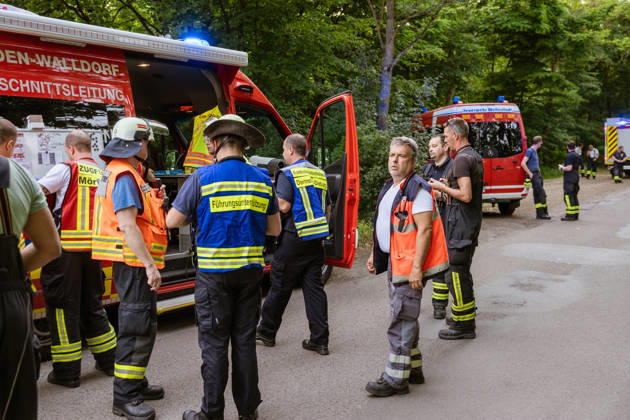 Waldbrand bei Weiterstadt Am 29.05.2026 ist in Weiterstadt-Gräfenhausen westlich der Autobahn A5 ein Waldbrand ausgebrochen. Betroffen war eine rund 900 Quadratmeter große Waldfläche zwischen der Raststätte Gräfenhausen West und dem angrenzenden Steinrodsee. 106 Einsatzkräfte mit 20 Löschfahrzeugen waren vor Ort. Die Feuerwehr brachte den Brand unter Kontrolle und verhinderte eine Ausdehnung auf angrenzende Waldbereiche. Die Nachlöscharbeiten dauerten bis in die Abendstunden an. Weiterstadt Gräfenhausen Hessen Deutschland