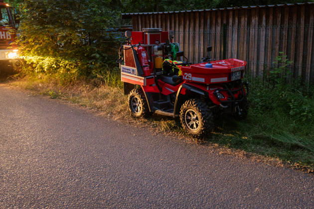 Waldbrand bei Weiterstadt Am 29.05.2026 ist in Weiterstadt-Gräfenhausen westlich der Autobahn A5 ein Waldbrand ausgebrochen. Betroffen war eine rund 900 Quadratmeter große Waldfläche zwischen der Raststätte Gräfenhausen West und dem angrenzenden Steinrodsee. 106 Einsatzkräfte mit 20 Löschfahrzeugen waren vor Ort. Die Feuerwehr brachte den Brand unter Kontrolle und verhinderte eine Ausdehnung auf angrenzende Waldbereiche. Die Nachlöscharbeiten dauerten bis in die Abendstunden an. Weiterstadt Gräfenhausen Hessen Deutschland