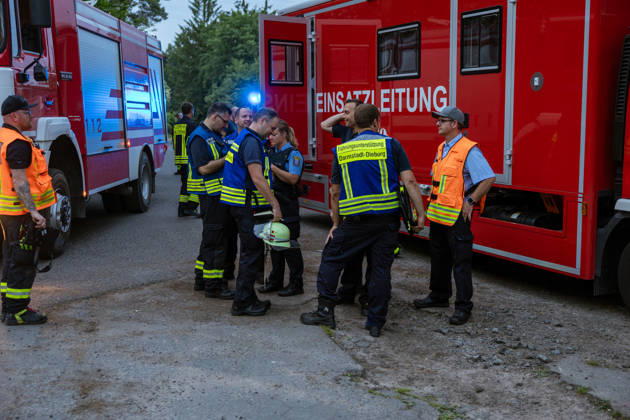 Waldbrand bei Weiterstadt Am 29.05.2026 ist in Weiterstadt-Gräfenhausen westlich der Autobahn A5 ein Waldbrand ausgebrochen. Betroffen war eine rund 900 Quadratmeter große Waldfläche zwischen der Raststätte Gräfenhausen West und dem angrenzenden Steinrodsee. 106 Einsatzkräfte mit 20 Löschfahrzeugen waren vor Ort. Die Feuerwehr brachte den Brand unter Kontrolle und verhinderte eine Ausdehnung auf angrenzende Waldbereiche. Die Nachlöscharbeiten dauerten bis in die Abendstunden an. Weiterstadt Gräfenhausen Hessen Deutschland
