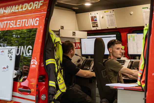 Waldbrand bei Weiterstadt Am 29.05.2026 ist in Weiterstadt-Gräfenhausen westlich der Autobahn A5 ein Waldbrand ausgebrochen. Betroffen war eine rund 900 Quadratmeter große Waldfläche zwischen der Raststätte Gräfenhausen West und dem angrenzenden Steinrodsee. 106 Einsatzkräfte mit 20 Löschfahrzeugen waren vor Ort. Die Feuerwehr brachte den Brand unter Kontrolle und verhinderte eine Ausdehnung auf angrenzende Waldbereiche. Die Nachlöscharbeiten dauerten bis in die Abendstunden an. Weiterstadt Gräfenhausen Hessen Deutschland