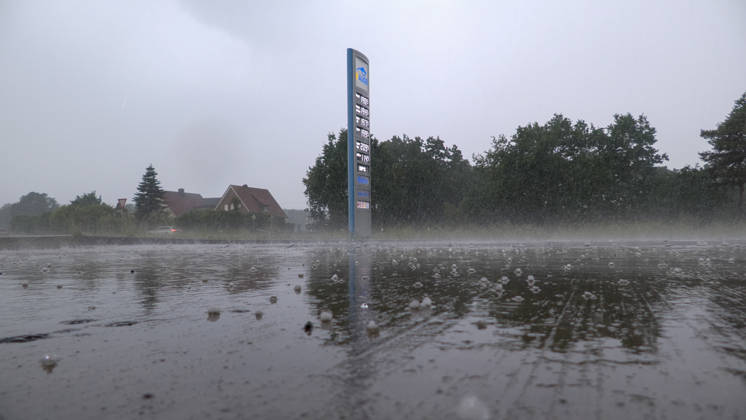Eine heftige Gewitterfront wütete am Abend in Rheine. Die Kreisstadt versank nach sinnflutartigen Regenfällen, Orkanböen und Hagel im Unwetterchaos. In der Stadt herrscht seit 19 Uhr Ausnahmezustand. Zahlreiche Bäume sind umgestürzt und legen den Verkehr lahm. Ampeln sind auf Grund von Blitzschlägen ausgefallen. Zahlreiche Straßenzüge stehen unter Wasser. Ein Autofahrer versank mit seinem Wagen auf der Bahnhofstraße in den Fluten. Einige Menschen und auch Kinder unterschätzten die Gefahr und wollten die Unterführung durchqueren. Die Polizei schritt ein. Autos mussten abgeschleppt werden, da sie einen Wasserschaden erlitten. Die Feuerwehr kommt aktuell nicht hinterher. Bis in den Samstag hinein müssen die Schäden beseitigt werde