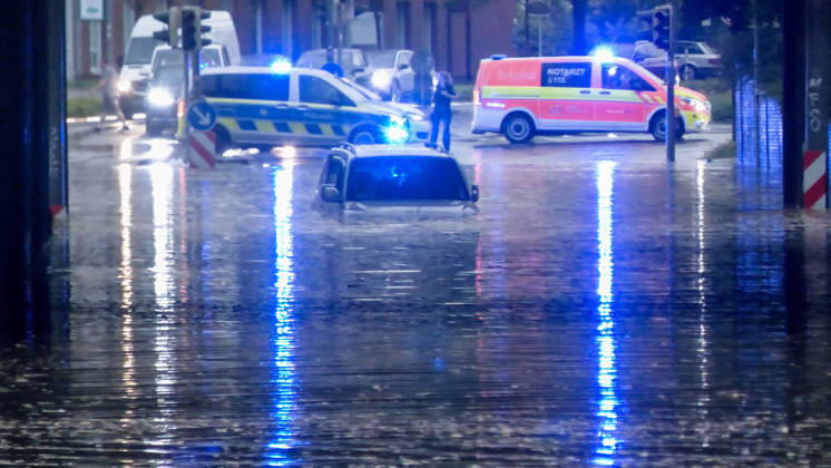 Eine heftige Gewitterfront wütete am Abend in Rheine. Die Kreisstadt versank nach sinnflutartigen Regenfällen, Orkanböen und Hagel im Unwetterchaos. In der Stadt herrscht seit 19 Uhr Ausnahmezustand. Zahlreiche Bäume sind umgestürzt und legen den Verkehr lahm. Ampeln sind auf Grund von Blitzschlägen ausgefallen. Zahlreiche Straßenzüge stehen unter Wasser. Ein Autofahrer versank mit seinem Wagen auf der Bahnhofstraße in den Fluten. Einige Menschen und auch Kinder unterschätzten die Gefahr und wollten die Unterführung durchqueren. Die Polizei schritt ein. Autos mussten abgeschleppt werden, da sie einen Wasserschaden erlitten. Die Feuerwehr kommt aktuell nicht hinterher. Bis in den Samstag hinein müssen die Schäden beseitigt werde