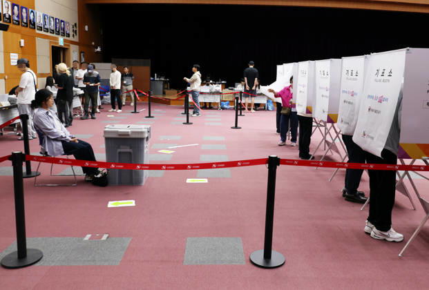 2nd day of early voting 2nd day of early voting People vote at a polling station in Jeonju, about 195 kilometers south of Seoul, on May 30, 2026, on the second and last day of early voting for the June 3 local elections. (Yonhap) 2026-05-30 10:48:19 < 1980-2026 YONHAPNEWS AGENCY. .> Àü¶óºÏµµ,ÀüÁÖ½Ã Àü¶óºÏµµ,Àü¶óºÏµµ EDITORIAL USE ONLY  Copyright: xx PYH2026053001610031500 YonhapxNewsx yonphotos252809