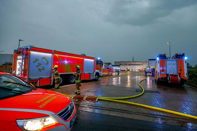 Großbrand in einer Lager- und Logistikhalle Blick auf die Lagerhalle. GTLF (links), TLF (rechts) Hannover-Anderten Lohweg 7, Gewerbegebiet Niedersachsen, Region Hannover Germany