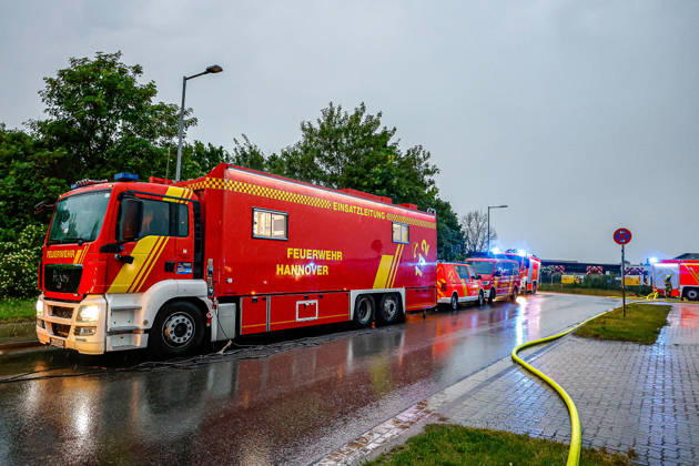 Großbrand in einer Lager- und Logistikhalle Einsatzleitwagen (ELW 3) der Feuerwehr Hannover Hannover-Anderten Lohweg 7, Gewerbegebiet Niedersachsen, Region Hannover Germany