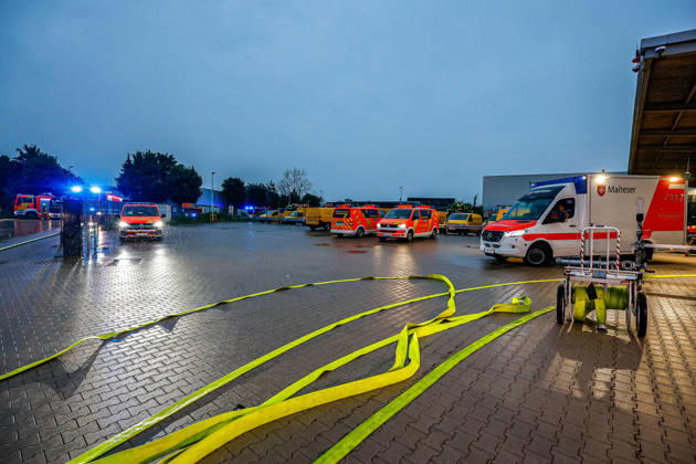 Großbrand in einer Lager- und Logistikhalle Berreitstellung: Rettungswagen RTW, rechts), Notarzteinsatzfahrzeug (NEF, links) Hannover-Anderten Lohweg 7, Gewerbegebiet Niedersachsen, Region Hannover Germany