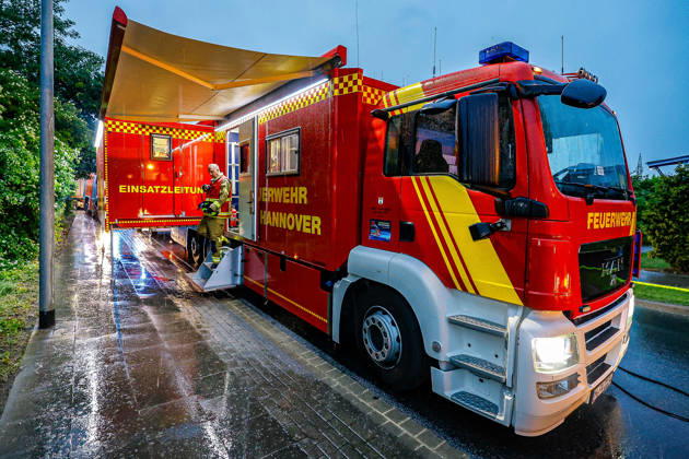Großbrand in einer Lager- und Logistikhalle Einsatzleitwagen (ELW 3) der Feuerwehr Hannover Hannover-Anderten Lohweg 7, Gewerbegebiet Niedersachsen, Region Hannover Germany