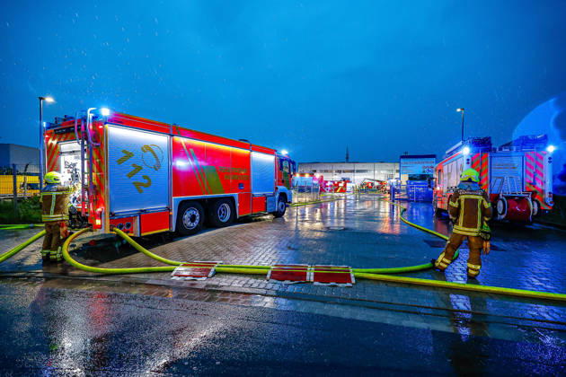 Großbrand in einer Lager- und Logistikhalle Blick auf die Lagerhalle. GTLF (links), TLF (rechts) Hannover-Anderten Lohweg 7, Gewerbegebiet Niedersachsen, Region Hannover Germany