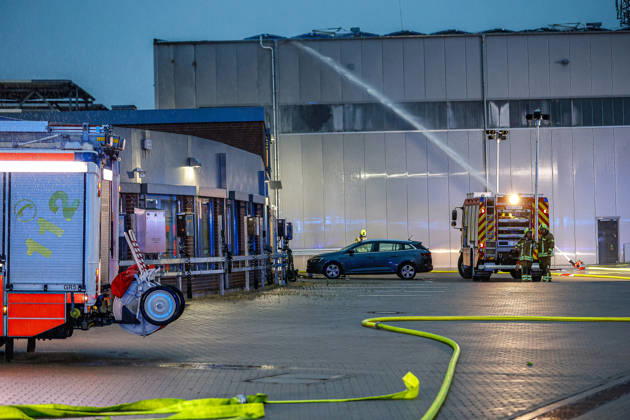 Großbrand in einer Lager- und Logistikhalle Einsatz eines Wasserwerfers am Boden der Löschwasser auf das Dack abgibt. Hannover-Anderten Lohweg 7, Gewerbegebiet Niedersachsen, Region Hannover Germany