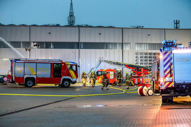 Großbrand in einer Lager- und Logistikhalle Einsatz eines Wasserwerfers am Boden (links hinten) der Löschwasser auf das Dack abgibt. Eine Drehleiter wird in Stellung gebracht. Hannover-Anderten Lohweg 7, Gewerbegebiet Niedersachsen, Region Hannover Germany
