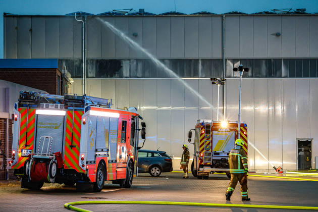Großbrand in einer Lager- und Logistikhalle Einsatz eines Wasserwerfers am Boden der Löschwasser auf das Dack abgibt. Hannover-Anderten Lohweg 7, Gewerbegebiet Niedersachsen, Region Hannover Germany