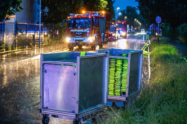 Großbrand in einer Lager- und Logistikhalle Zwei Container mit Löschschläuchen zum Verlegen für eine lange Wegstrecke im Starkregen. Hannover-Anderten Lohweg 7, Gewerbegebiet Niedersachsen, Region Hannover Germany