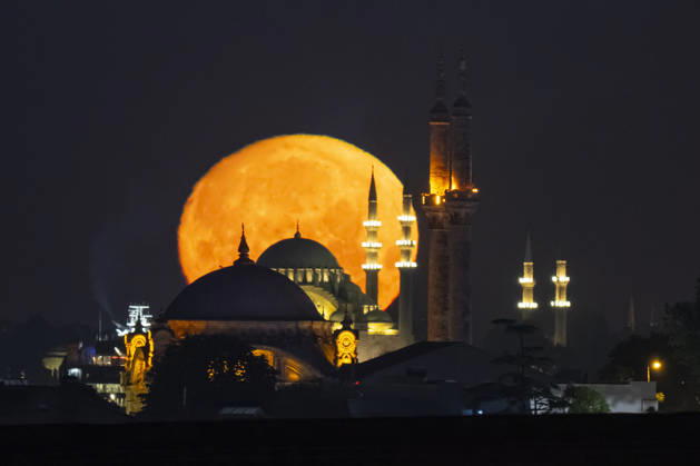 Full moon in Istanbul ISTANBUL, TURKIYE - MAY 30: Full moon rises over the historical peninsula, aligning with the Grand Mecidiye Mosque (Ortakoy Mosque) in the foreground and the Suleymaniye Mosque in the background in Istanbul, Turkiye, on May 30, 2026. Isa Terli Anadolu Istanbul Turkey. Editorial use only. Please get in touch for any other usage.  Copyright: x2026xAnadoluxIsaxTerlix