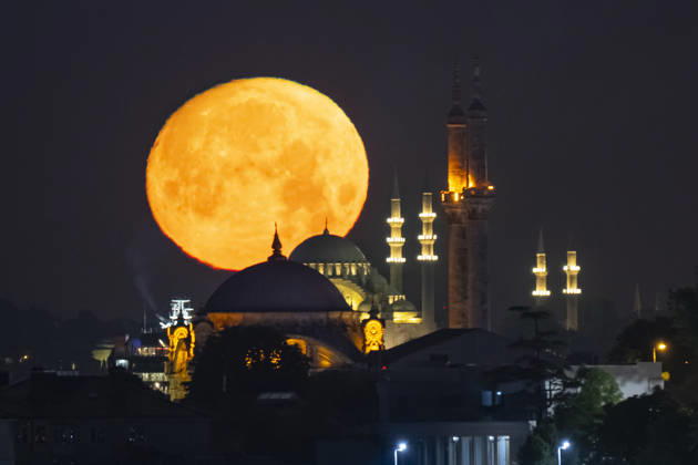 Full moon in Istanbul ISTANBUL, TURKIYE - MAY 30: Full moon rises over the historical peninsula, aligning with the Grand Mecidiye Mosque (Ortakoy Mosque) in the foreground and the Suleymaniye Mosque in the background in Istanbul, Turkiye, on May 30, 2026. Isa Terli Anadolu Istanbul Turkey. Editorial use only. Please get in touch for any other usage.  Copyright: x2026xAnadoluxIsaxTerlix