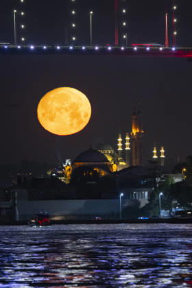 Full moon in Istanbul ISTANBUL, TURKIYE - MAY 30: Full moon rises over the historical peninsula, aligning with the Grand Mecidiye Mosque (Ortakoy Mosque) in the foreground and the Suleymaniye Mosque in the background in Istanbul, Turkiye, on May 30, 2026. Isa Terli Anadolu Istanbul Turkey. Editorial use only. Please get in touch for any other usage.  Copyright: x2026xAnadoluxIsaxTerlix