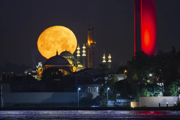Full moon in Istanbul ISTANBUL, TURKIYE - MAY 30: Full moon rises over the historical peninsula, aligning with the Grand Mecidiye Mosque (Ortakoy Mosque) in the foreground and the Suleymaniye Mosque in the background in Istanbul, Turkiye, on May 30, 2026. Isa Terli Anadolu Istanbul Turkey. Editorial use only. Please get in touch for any other usage.  Copyright: x2026xAnadoluxIsaxTerlix