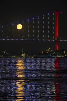 Full moon in Istanbul ISTANBUL, TURKIYE - MAY 30: Full moon rises over Istanbul, aligning with the 15 July Martyrs Bridge, the Grand Mecidiye Mosque (foreground), the Suleymaniye Mosque (background), the Beyazit Tower (left), and the New Mosque (bottom left) in Istanbul, Turkiye, on May 30, 2026. Isa Terli Anadolu Istanbul Turkey. Editorial use only. Please get in touch for any other usage.  Copyright: x2026xAnadoluxIsaxTerlix