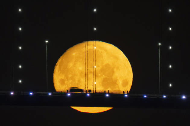 Full moon in Istanbul ISTANBUL, TURKIYE - MAY 30: Full moon rises over the 15 July Martyrs Bridge as vehicles pass across the Bosphorus in Istanbul, Turkiye, on May 30, 2026. The alignment of the celestial event with the city s iconic suspension bridge and the evening traffic created a picturesque cityscape. Isa Terli Anadolu Istanbul Turkey. Editorial use only. Please get in touch for any other usage.  Copyright: x2026xAnadoluxIsaxTerlix
