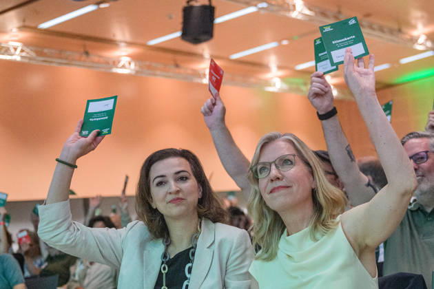 photonews.at - Graz, 30}.05.2026. 48. Bundeskongress der Grünen in Graz. Die Grünen halten in Graz ihren 48. Bundeskongress unter dem Motto Fairer statt schwerer ab. Delegierte aus ganz Österreich beraten über aktuelle politische Themen und die künftige Ausrichtung der Partei. PHOTO: Abg. Alma Zadic (Grüne) und Bundessprechin der Grünen Leonore Gewessler (Grüne) The Austrian Greens hold their 48th Bundeskongress in Graz. BUKO, Buko26, Delegierte, Beteiligung, Bürgerbeteiligung, Zuhören, Gerechtigkeit, Nachhaltigkeit, Klimaschutz, Mobilität, Verkehr, Öffentlicher Verkehr, Straßenbahn, Stadtentwicklung, Grünraum, Lebensqualität, delegates, participation, citizen participation, listening, justice, sustainability, climate protection, mob 