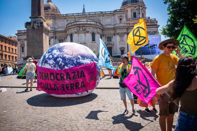 May 30, 2026, Rome, Rm, Italy: Extinction Rebellion activists are launching a 24-hour rally in Piazza dell Esquilino, just days before the 80th anniversary of the Italian Republic on June 2nd. They say: there is nothing to celebrate as long as rights, justice, and dignity continue to be denied. Oil extraction is imposed through violence and war to produce ever more energy, further increasing inequality. Democracy on earth reads the banner. Rome Italy - ZUMAg256 20260530_znp_g256_004 Copyright: xMarcoxDixGianvitox