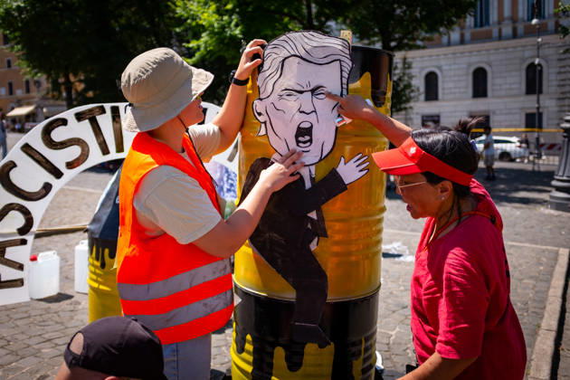 May 30, 2026, Rome, Rm, Italy: Extinction Rebellion activists are launching a 24-hour rally in Piazza dell Esquilino, just days before the 80th anniversary of the Italian Republic on June 2nd. They say: there is nothing to celebrate as long as rights, justice, and dignity continue to be denied. Oil extraction is imposed through violence and war to produce ever more energy, further increasing inequality. Activists pin drawings of Donald Trump and Giorgia Meloni to a rocket made of oil drums. It reads: Fascists on Mars. Rome Italy - ZUMAg256 20260530_znp_g256_011 Copyright: xMarcoxDixGianvitox