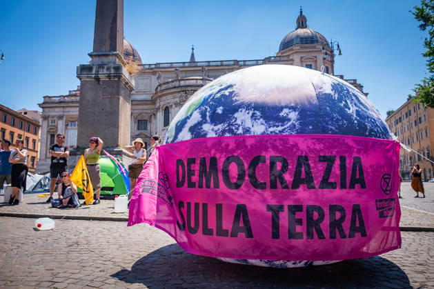 May 30, 2026, Rome, Rm, Italy: Extinction Rebellion activists are launching a 24-hour rally in Piazza dell Esquilino, just days before the 80th anniversary of the Italian Republic on June 2nd. They say: there is nothing to celebrate as long as rights, justice, and dignity continue to be denied. Oil extraction is imposed through violence and war to produce ever more energy, further increasing inequality. Democracy on earth reads the banner. Rome Italy - ZUMAg256 20260530_znp_g256_014 Copyright: xMarcoxDixGianvitox