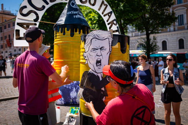 May 30, 2026, Rome, Rm, Italy: Extinction Rebellion activists are launching a 24-hour rally in Piazza dell Esquilino, just days before the 80th anniversary of the Italian Republic on June 2nd. They say: there is nothing to celebrate as long as rights, justice, and dignity continue to be denied. Oil extraction is imposed through violence and war to produce ever more energy, further increasing inequality. Activists pin drawings of Donald Trump and Giorgia Meloni to a rocket made of oil drums. It reads: Fascists on Mars. Rome Italy - ZUMAg256 20260530_znp_g256_017 Copyright: xMarcoxDixGianvitox