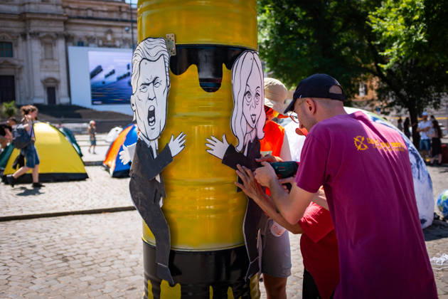 May 30, 2026, Rome, Rm, Italy: Extinction Rebellion activists are launching a 24-hour rally in Piazza dell Esquilino, just days before the 80th anniversary of the Italian Republic on June 2nd. They say: there is nothing to celebrate as long as rights, justice, and dignity continue to be denied. Oil extraction is imposed through violence and war to produce ever more energy, further increasing inequality. Activists pin drawings of Donald Trump and Giorgia Meloni to a rocket made of oil drums. It reads: Fascists on Mars. Rome Italy - ZUMAg256 20260530_znp_g256_016 Copyright: xMarcoxDixGianvitox
