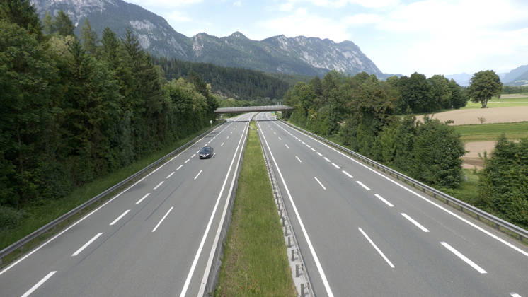 News Bilder des Tages Das große Verkehrschaos in Tirol ist ausgeblieben. Auf Grund der Brennersperre wegen einer Demonstration haben sich viele Urlauber auf die Behinderungen eingestellt. Zahlreiche Urlaubsreisende nahmen die Umwege über die Tauernautobahn in Kauf. Entsprechend dicht war der Reiseverkehr auf der A 8 zwischen München und Salzburg. In Höhe Holzkirchen gab es in Richtung München Stau und stockenden Verkehr. Die Polizei in Tirol regelte den Verkehr. Wie eine Geisterautobahn glich hingegen die A 12 ab Kufstein. Kaum Reisende waren auf der Transitstrecke zu verzeichnen. Grund hierfür waren die bereits über 100 Km entfernten Warntafel. Die kennzeichneten die Brennersperre, Autofahrer konnten frühzeitig auf Alternativrouten ausweichen. A 8 Holzkirchen
